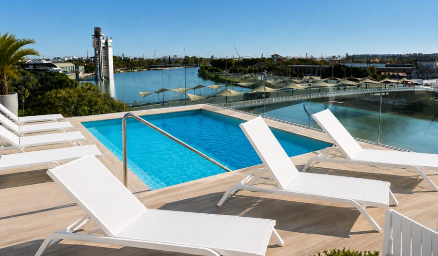 Piscine d'hôtel sur le toit